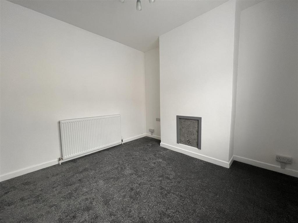 Dryden Street, Swindon SN1 2 bed terraced house £1,200 pcm (£277 pw)
