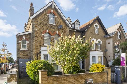 51a Dagnall Park, London, SE25 5EG