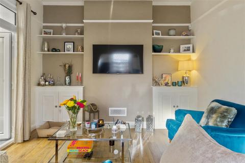51a Dagnall Park, London, SE25 5EG