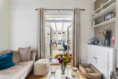 51a Dagnall Park, London, SE25 5EG