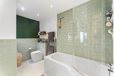 51a Dagnall Park, London, SE25 5EG