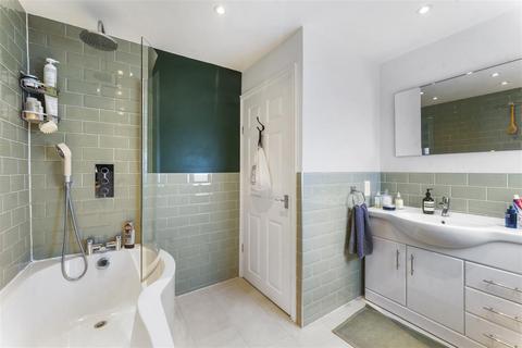 51a Dagnall Park, London, SE25 5EG