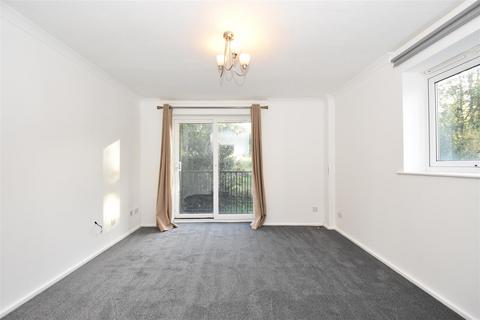 2 bedroom flat to rent, Orchard Way, East Grinstead