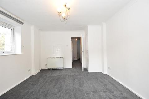 2 bedroom flat to rent, Orchard Way, East Grinstead