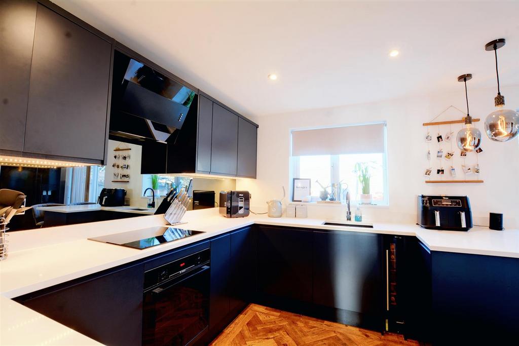 Kitchen  (4).jpeg