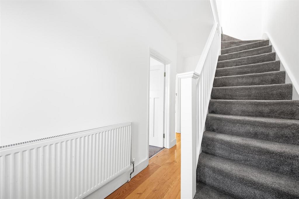 Entrance hall/stairs