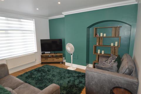 2 bedroom end of terrace house for sale - Ivyhouse Road, Dagenham