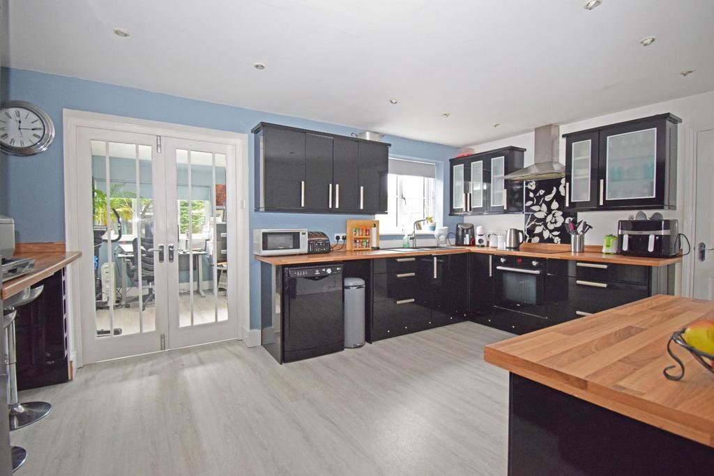7 Connaught Road, kitchen a.jpg