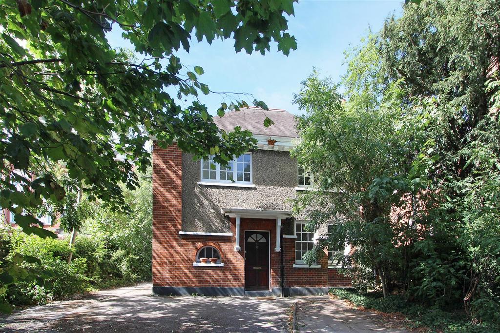 West Hill, Putney, SW15 4 bed detached house £3,250 pcm (£750 pw)