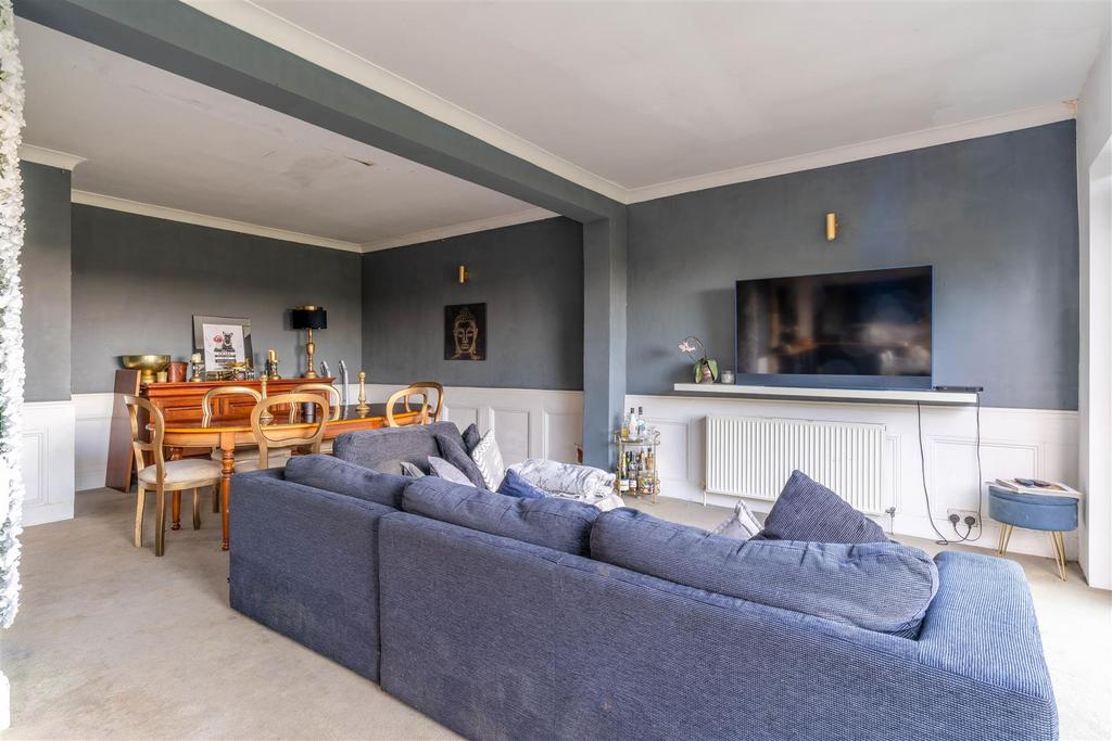 Sitting Room/ Dining Area