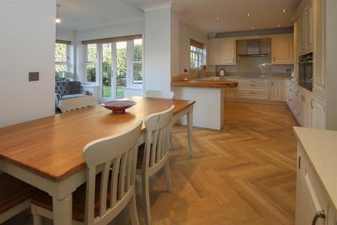 6 bedroom detached house for sale, Montagu Gardens, Chelmsford