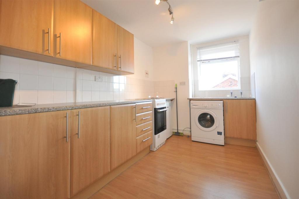 Chapel Street, Newtown 2 bed apartment to rent £525 pcm (£121 pw)