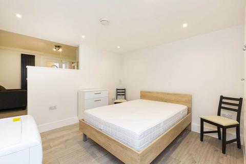 Studio to rent, NW6