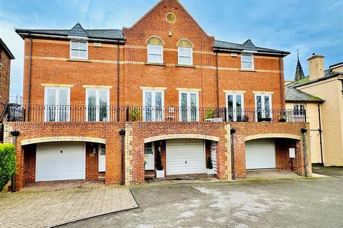 3 bedroom townhouse for sale, West Parade Road, Scarborough