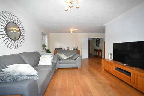4 bedroom house for sale, Labworth Road, Canvey Island SS8