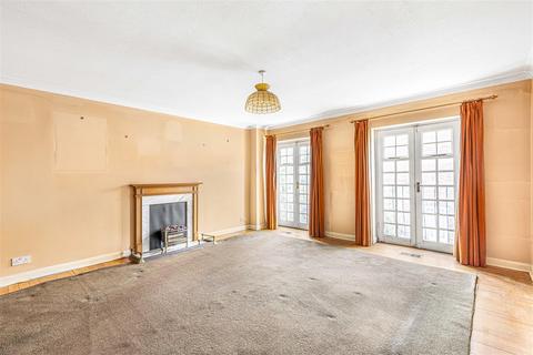 13 Topiary Square, Richmond, TW9 2DB