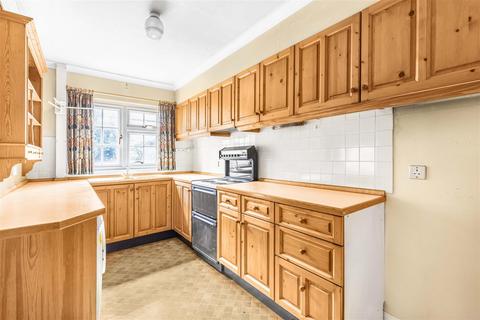 13 Topiary Square, Richmond, TW9 2DB