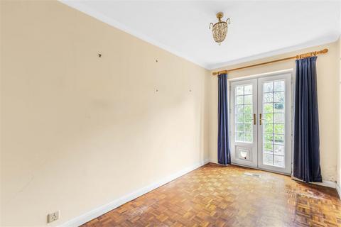 13 Topiary Square, Richmond, TW9 2DB