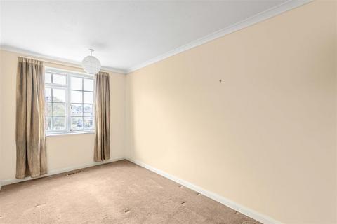 13 Topiary Square, Richmond, TW9 2DB