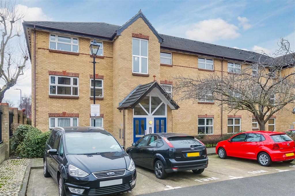 Monmouth Close, London, W4 1 bed flat for sale £335,000