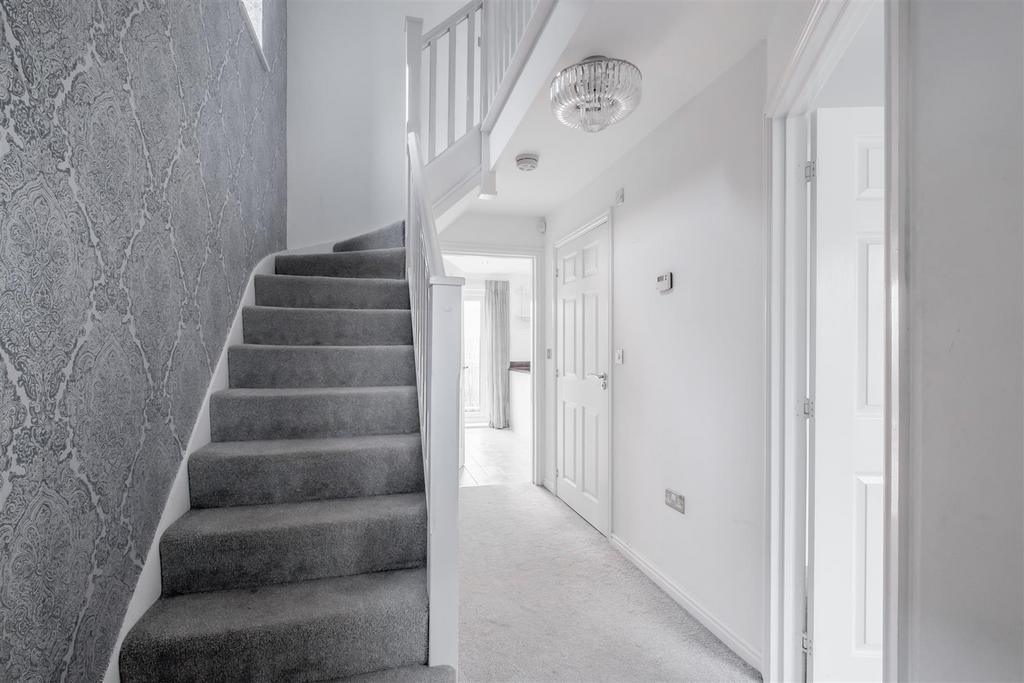 Jericho Way, Oakes, Huddersfield, HD3 3 bed detached house £1,200 pcm