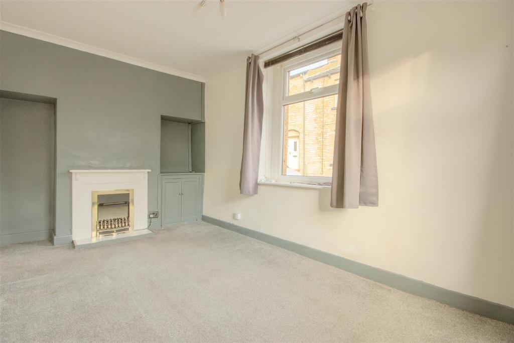 Otley Road, Skipton, BD23 1HB 2 bed end of terrace house £650 pcm (£