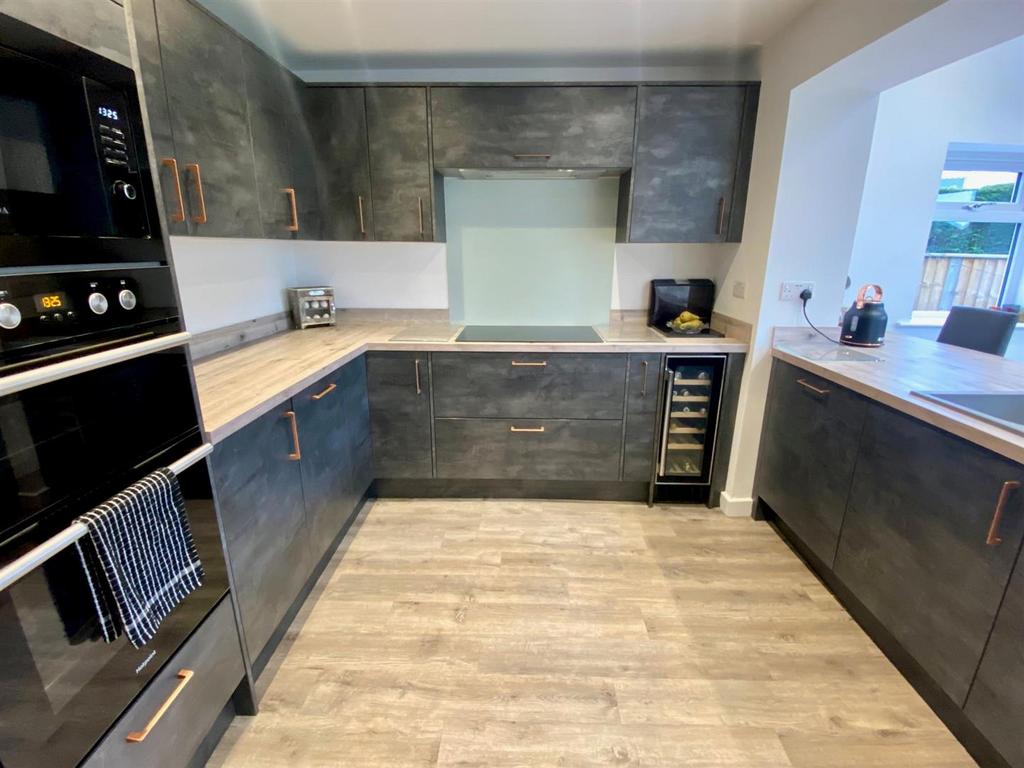 Meadow lane 25 kitchen 5.jpg