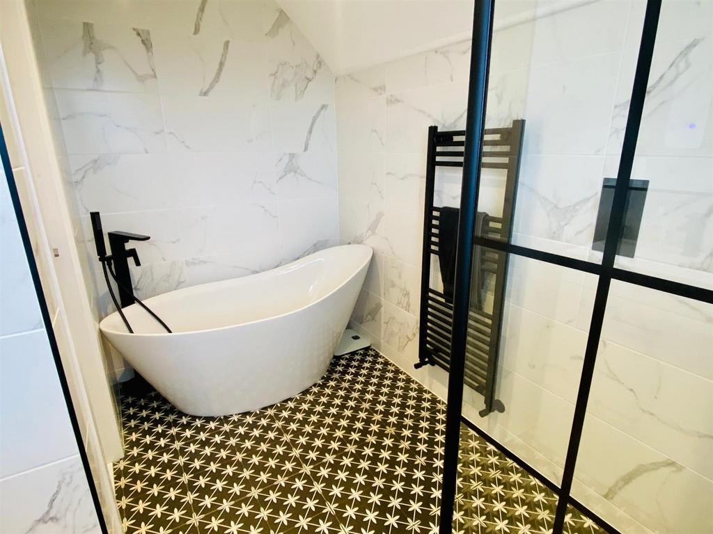 Meadow lane 25 bath.jpg