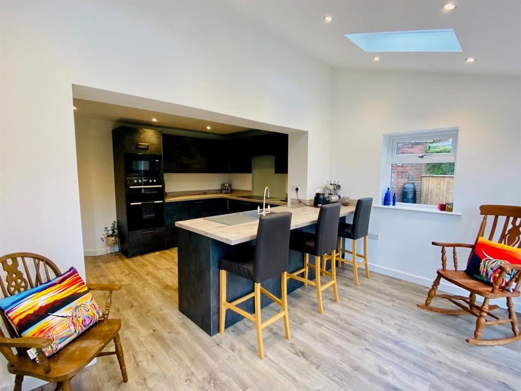 Meadow lane 25 kitchen 4.jpg