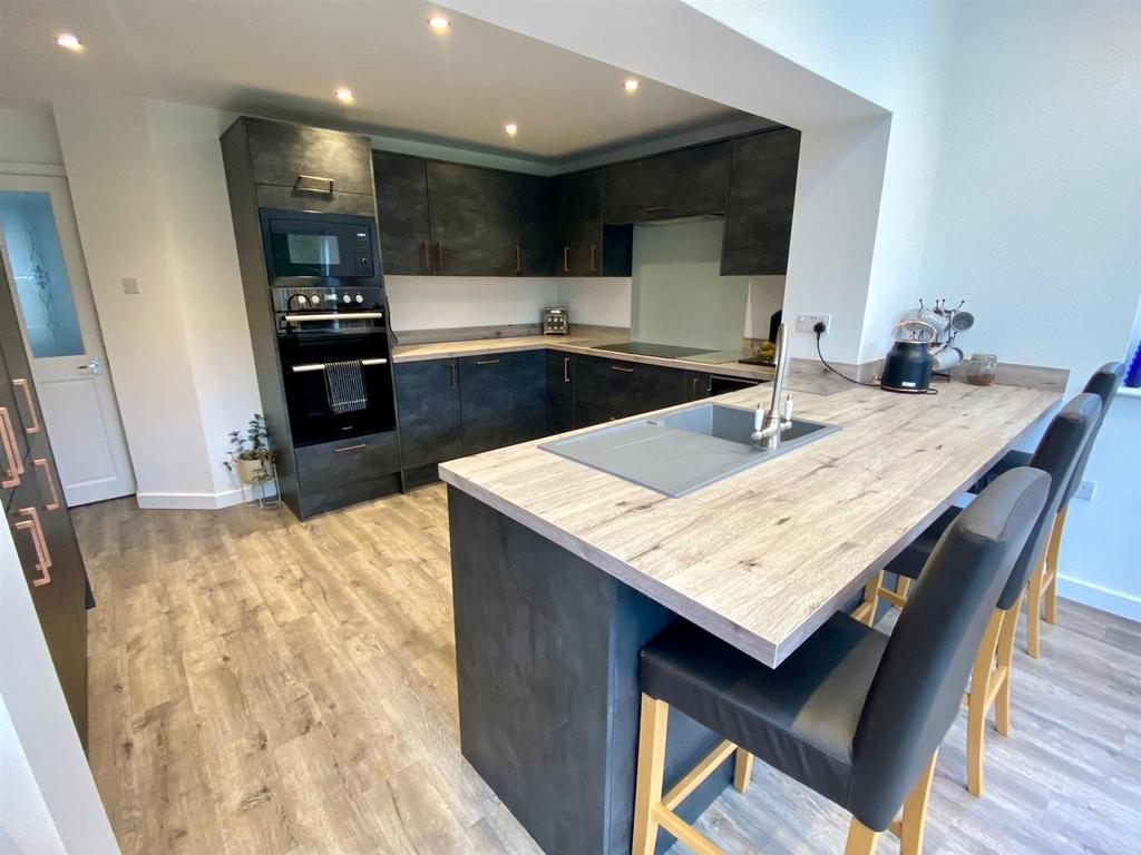 Meadow lane 25 kitchen 2.jpg