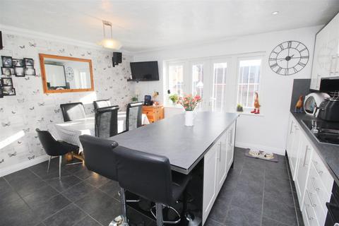 28 Foxholes Close, Deanshanger, Milton Keynes, MK19 6HA