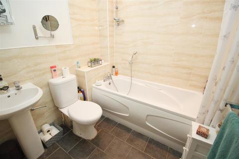 28 Foxholes Close, Deanshanger, Milton Keynes, MK19 6HA