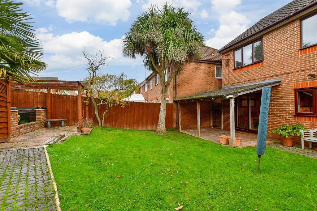 Cinnabar Drive, Sittingbourne, Kent 4 bed detached house for sale £