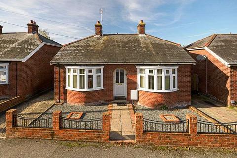 2 bedroom bungalow for sale - Egbert Road, Faversham