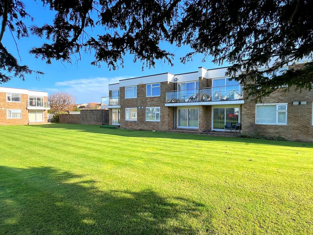 Sea Road, Barton On Sea, Hampshire. BH25 7PF 2 bed flat £1,100 pcm (£
