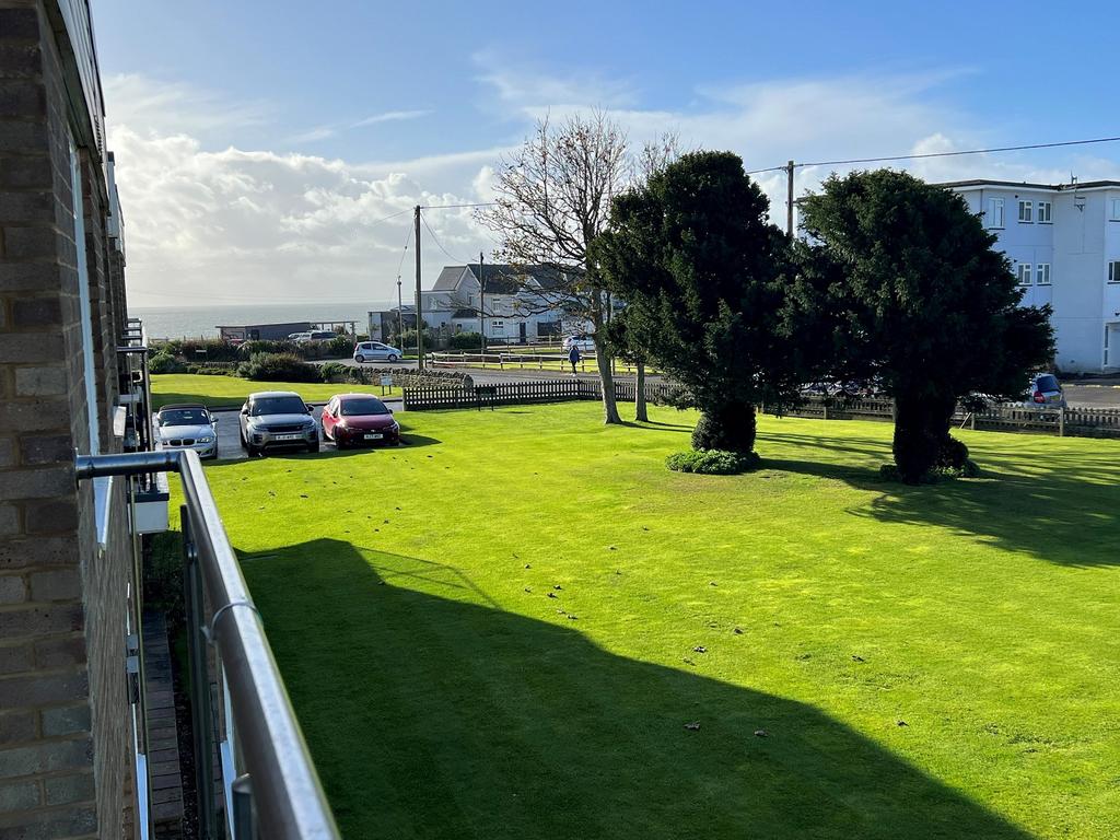 Sea Road, Barton On Sea, Hampshire. BH25 7PF 2 bed flat £1,100 pcm (£