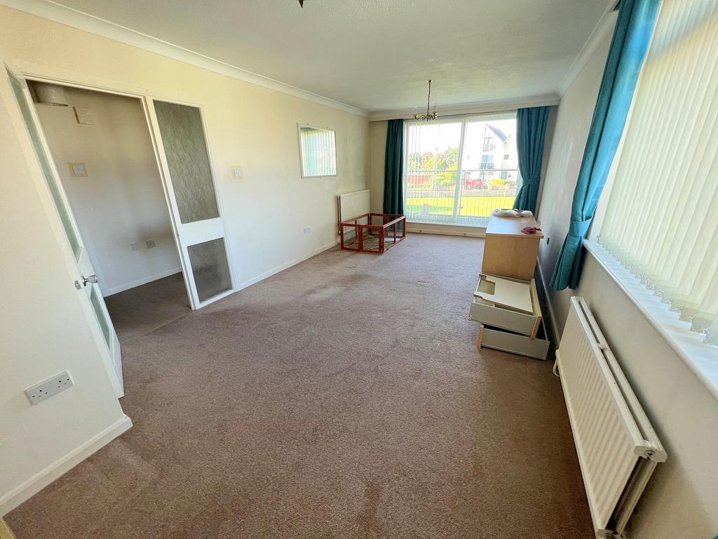 Sea Road, Barton On Sea, Hampshire. BH25 7PF 2 bed flat £1,100 pcm (£