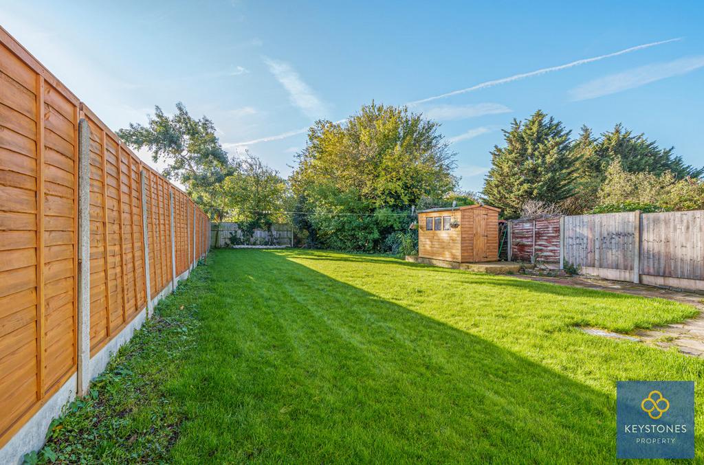 Collier Row Lane, Collier Row, RM5 3 bed semidetached bungalow for