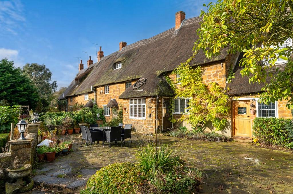 The Jetty Mollington, Oxfordshire, OX17 1BD 4 bed cottage for sale £675,000