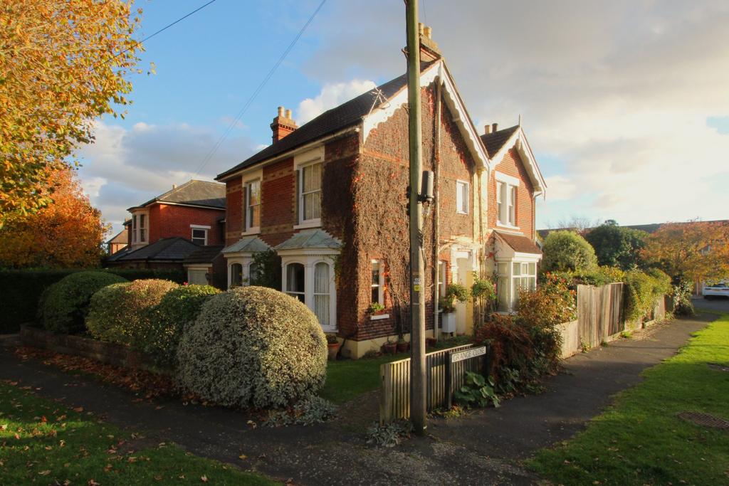 Third Avenue, Denvilles 4 bed detached house for sale £750,000