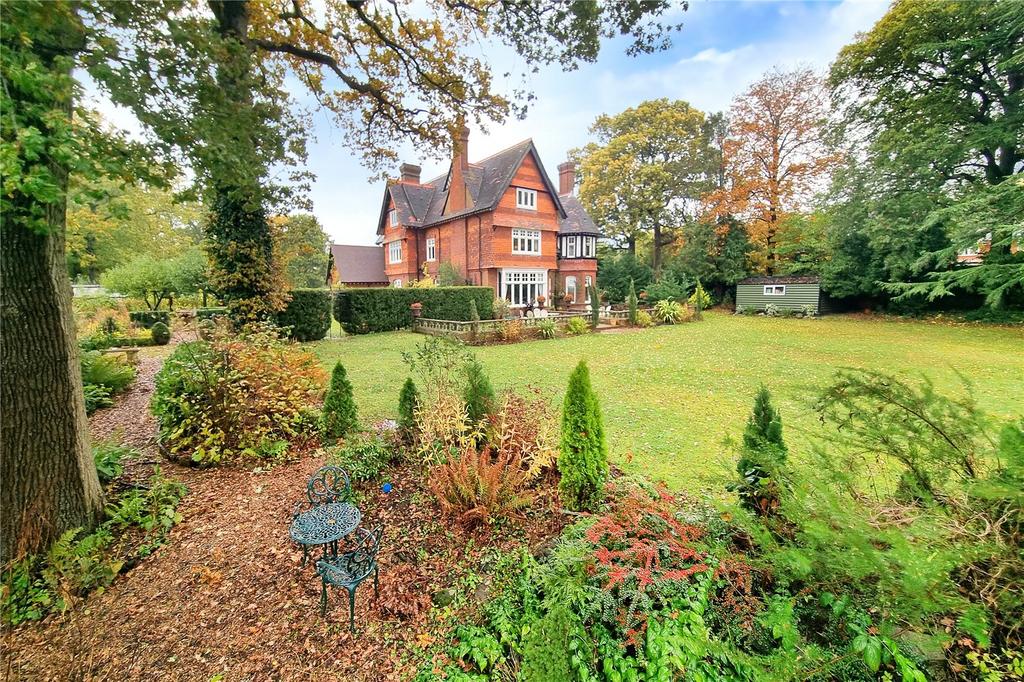 South Nutfield, Nutfield, Surrey, RH1 7 bed detached house for sale £