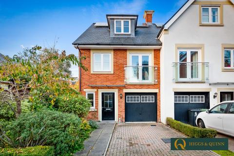4 Greyford Close, Leatherhead, KT22 8DS
