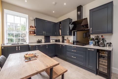 3 bedroom flat for sale - 4/4 East Broughton Place, New Town, Edinburgh, EH1