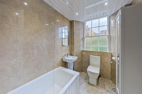 3 bedroom flat for sale - 4/4 East Broughton Place, New Town, Edinburgh, EH1