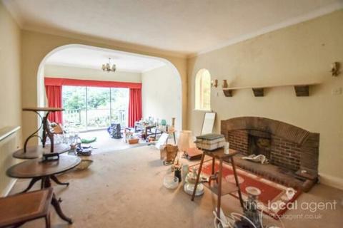 4 bedroom detached house for sale - Sunnybank, Epsom, Surrey, KT18 7DY