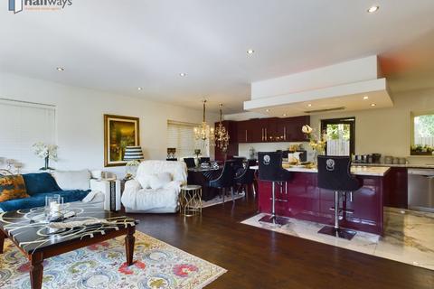 23a Stuart Road, Warlingham, CR6 9JH