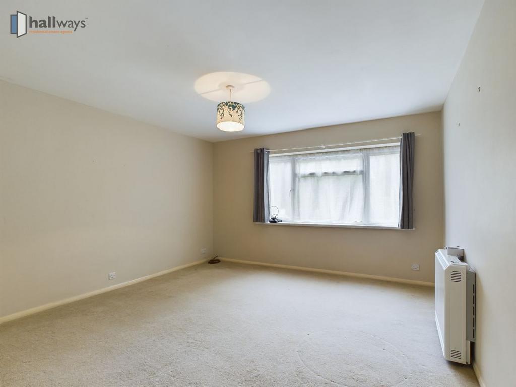 Tupwood Lane, Caterham CR3 2 bed flat £1,400 pcm (£323 pw)