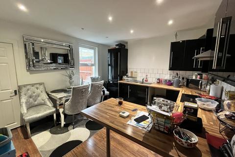 6 Thanet Gardens, Folkestone, CT19 6DF