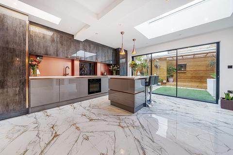 28 Pevensey Road, London, SW17 0HR