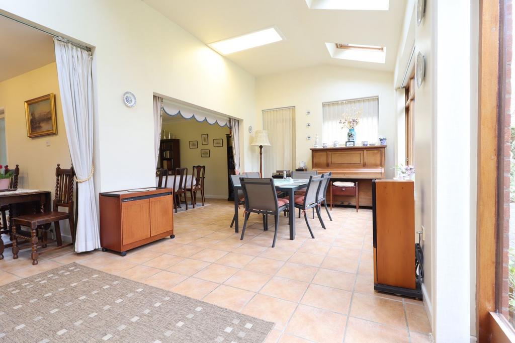 Lobby/Dining Area